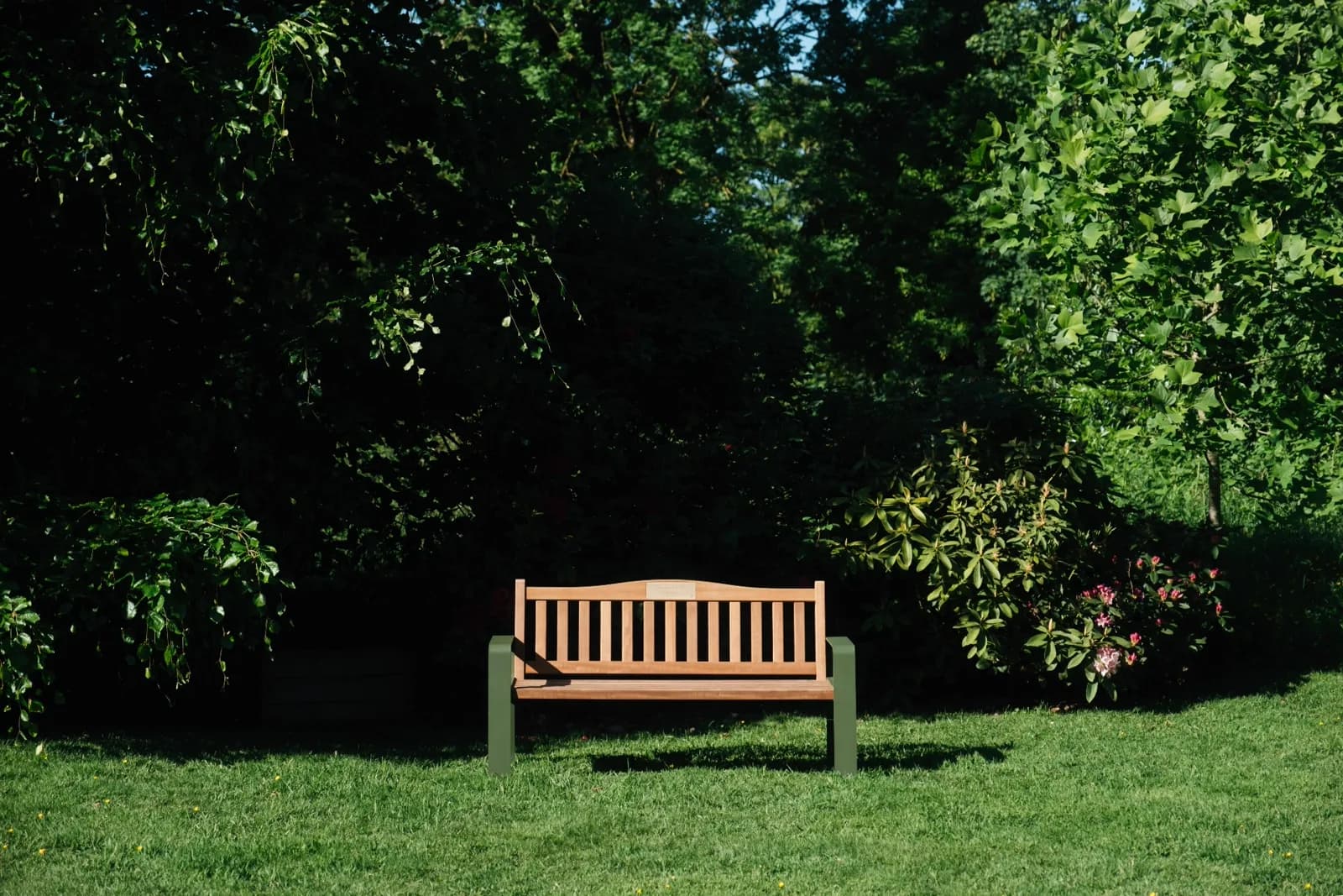 Banc de Mémoire® dans un jardin paisible