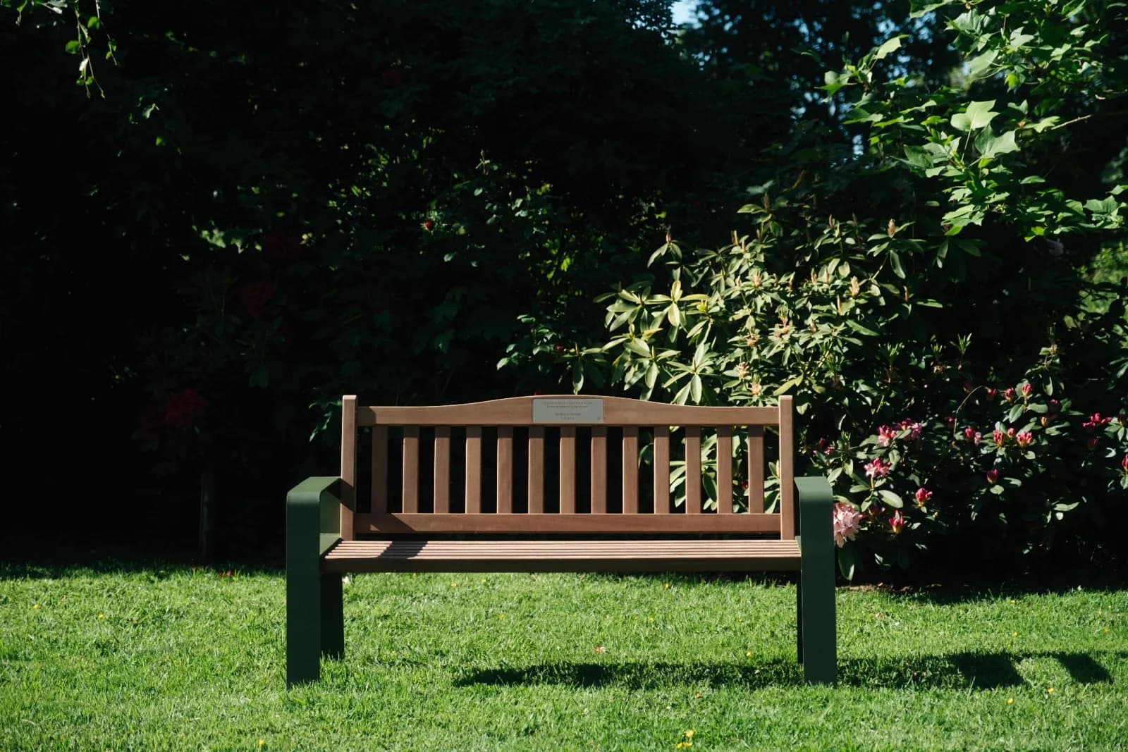 Banc de Mémoire L'Origine dans un jardin