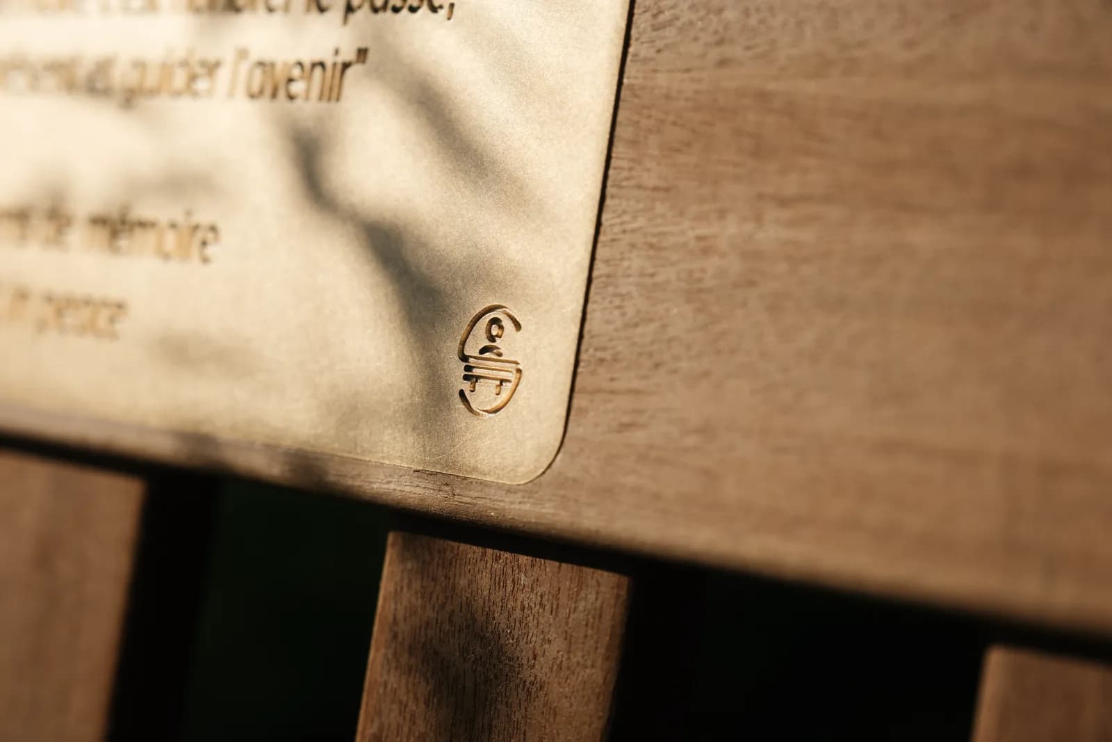 Plaque Essentielle incrustée à fleur de bois